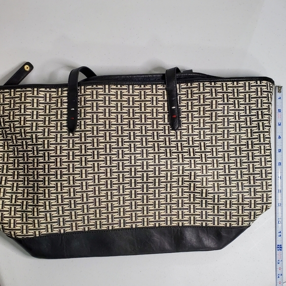 Tommy Hilfiger Lrg Cream & Black Pebbled Imitation Leather Logo Shoulder… - Picture 9 of 10